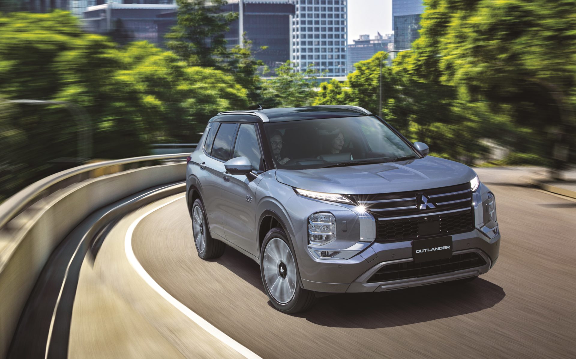 HP掲載用②_アウトランダーPHEV